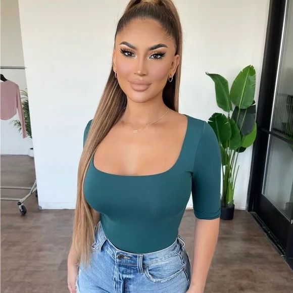 💕😍❤️MAKE AN OFFER! NWOT EMERALD GREEN BODYSUIT😍❤️💕 - Picture 1 of 2